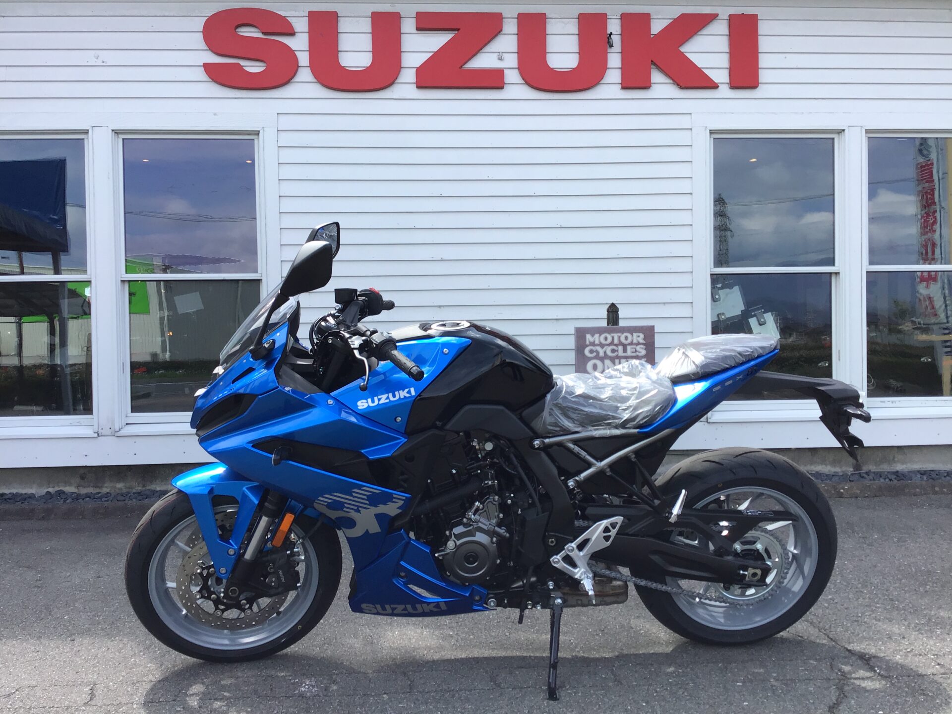 SUZUKI GSX-8R