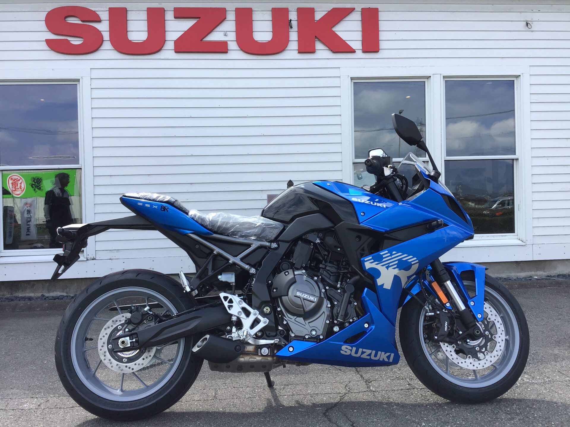 SUZUKI GSX-8R